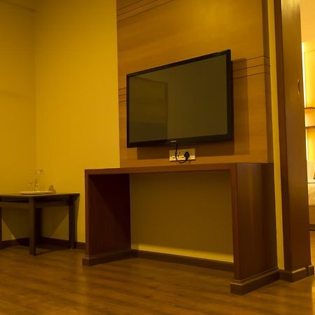 Hotel Sri Sakthi Tiruppur Buitenkant foto