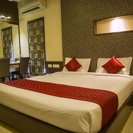 Hotel Sri Sakthi Tiruppur Buitenkant foto