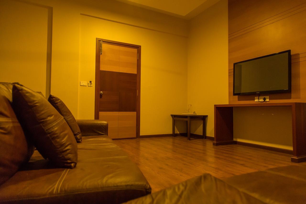Hotel Sri Sakthi Tiruppur Buitenkant foto